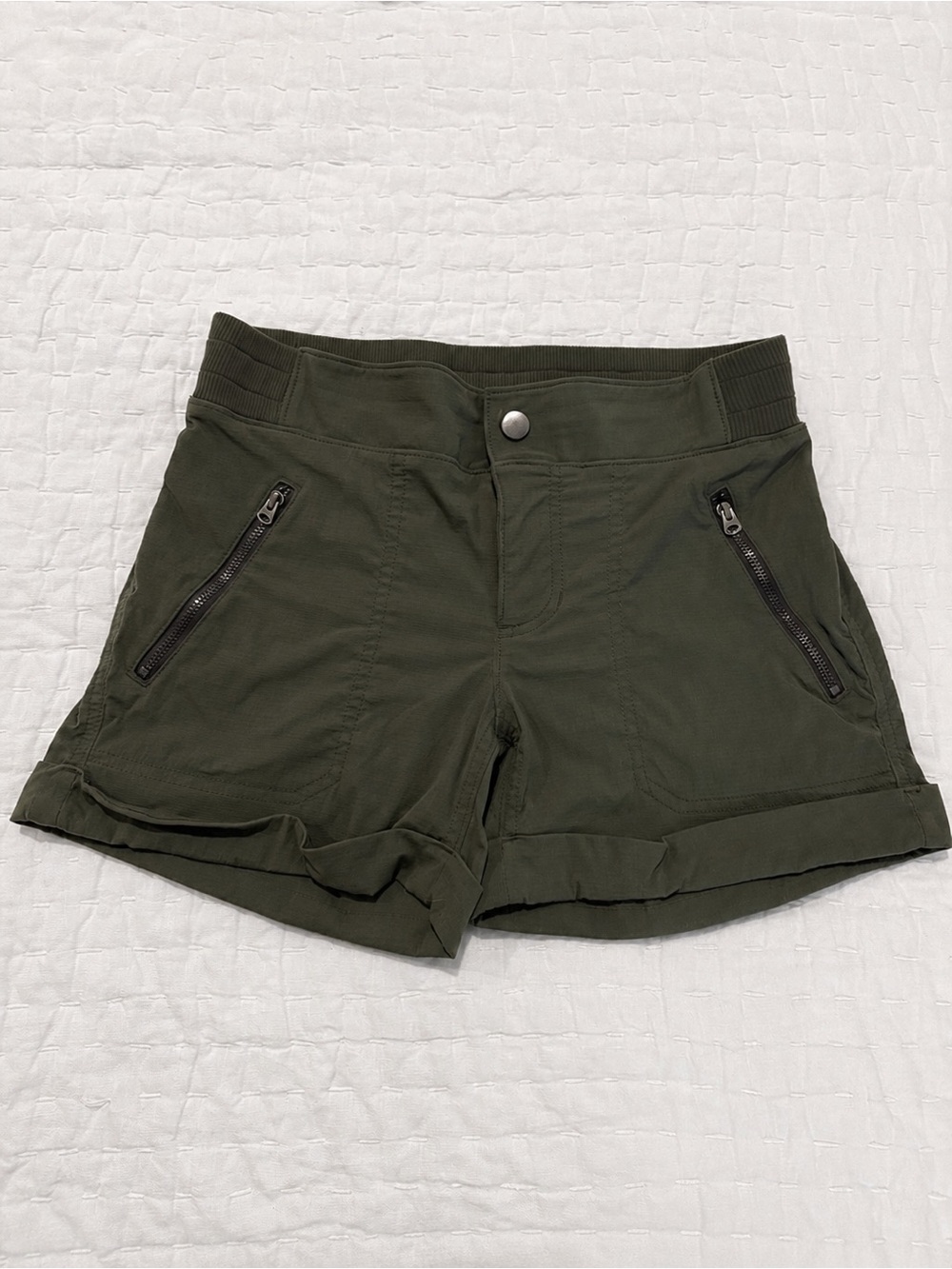 Athleta Trekkie North Shorts Size 4 Olive Green Hiking Travel Utility Shorts